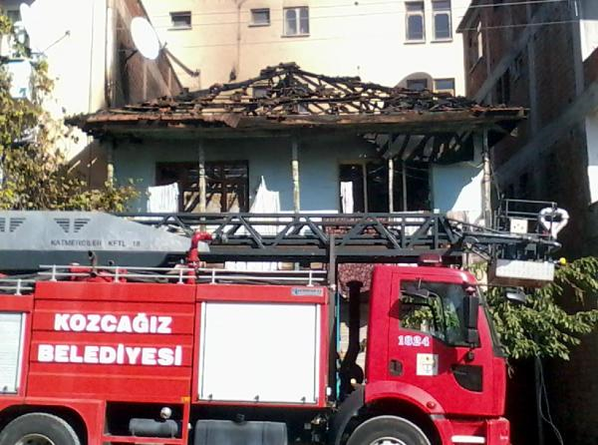İki Katlı Ahşap Ev Yandı