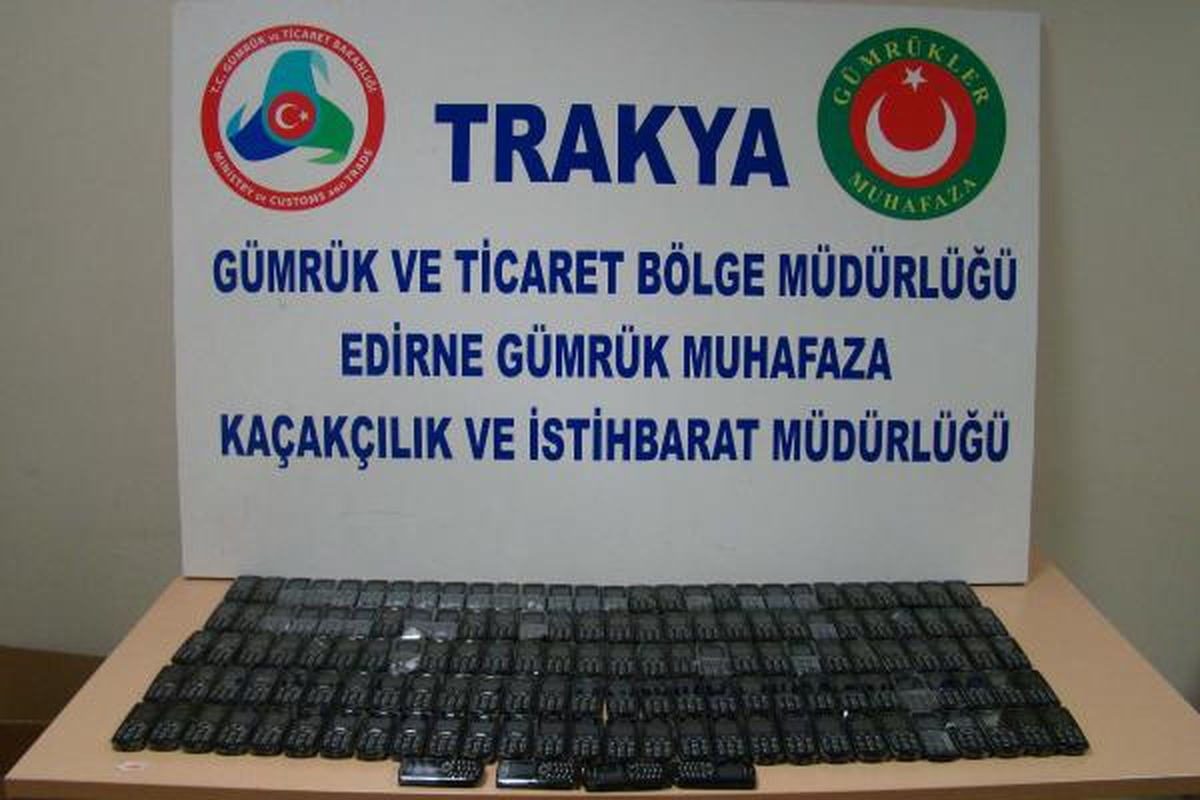 Kapıkule\'de Tır\'ın Dorsesinden 288 Adet Kaçak Cep Telefonu Çıktı