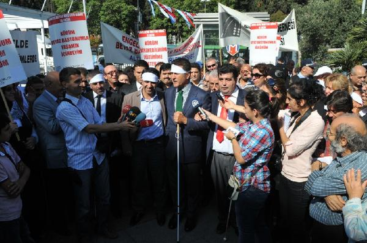 Karanlığı Bastonlarıyla Aydınlattılar