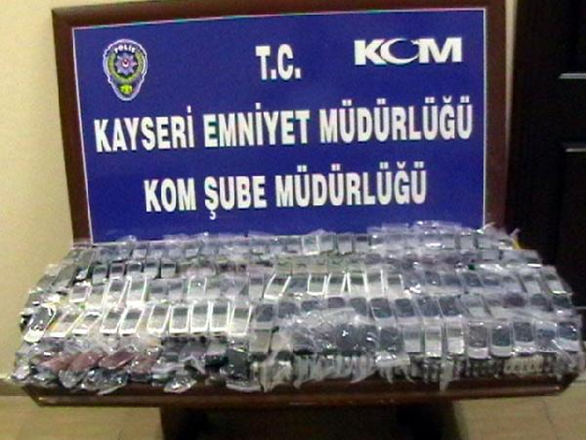 Kayseri\'de 21 Kilo Esrar, 58 Bin Paket Kaçak Sigara ve 200 Telefon Ele Geçirildi