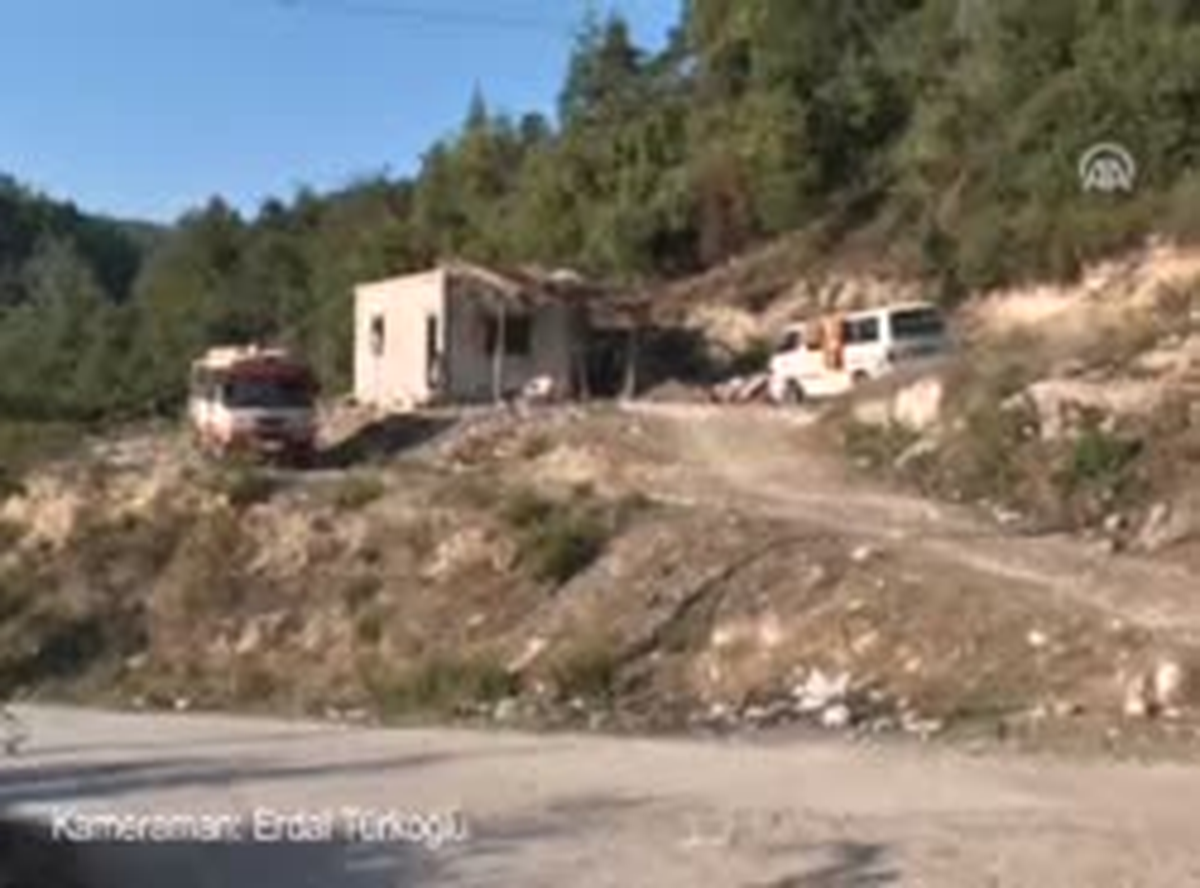 Köy Girişinde Nöbetteler