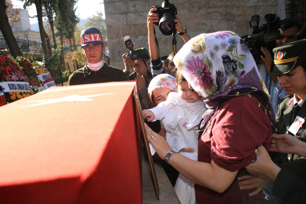 Küçük Nida\'dan Şehit Babasının Tabutuna Son Dokunuş