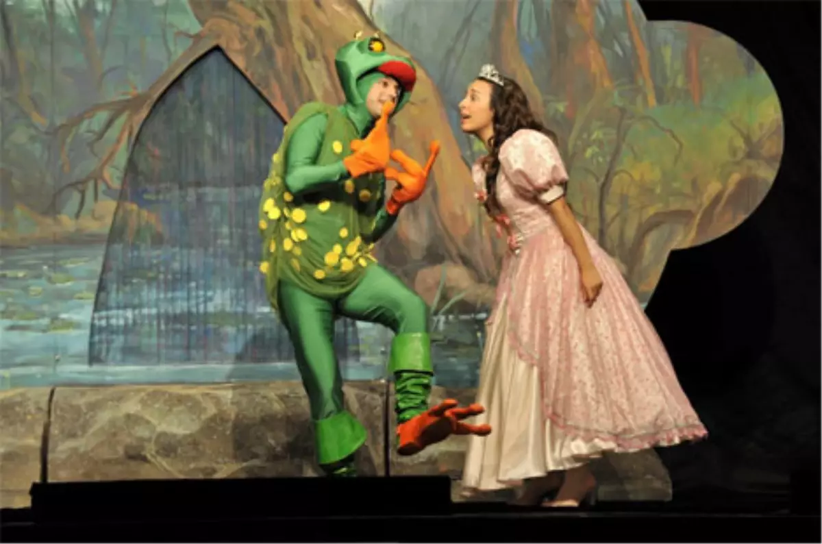 Malatya\'da Zorlu Çocuk Tiyatrosu\'ndan "Kurbağa Prens"