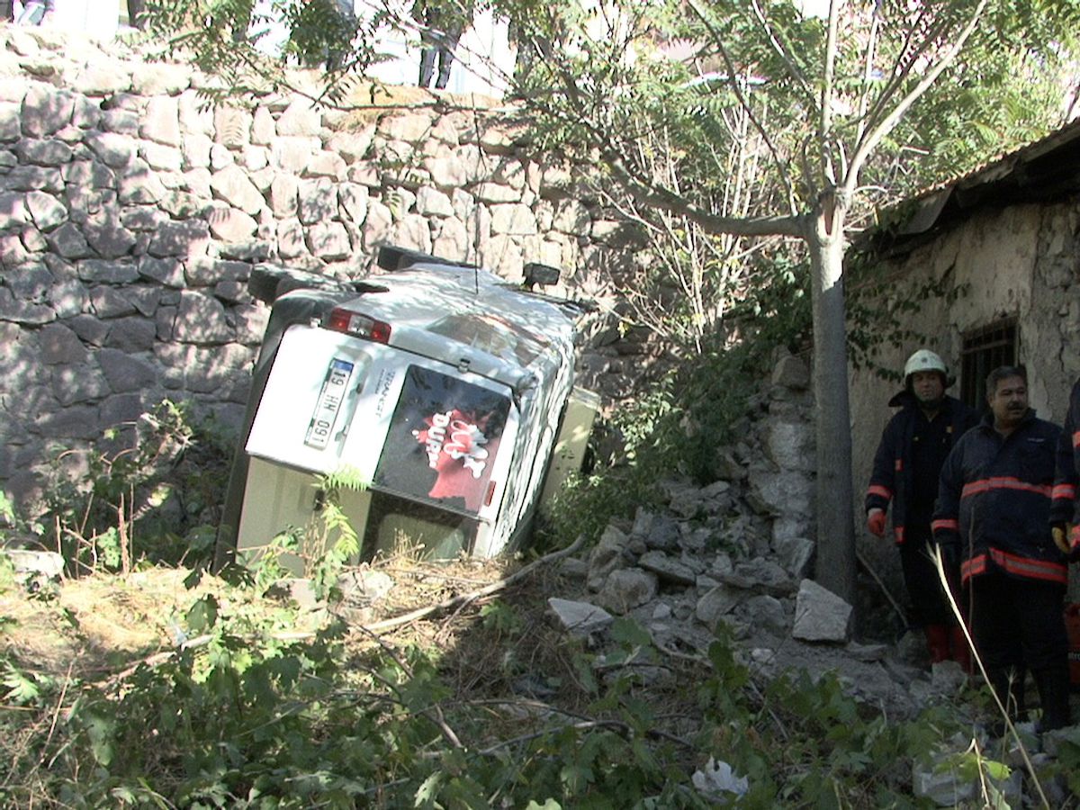 Minibüs, Gecekondunun Bahçesine Uçtu: 1 Yaralı