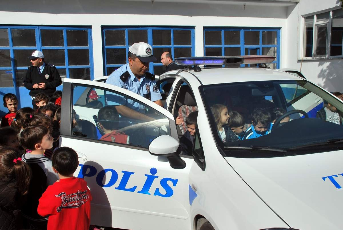 Miniklerden Trafikçilere Ziyaret
