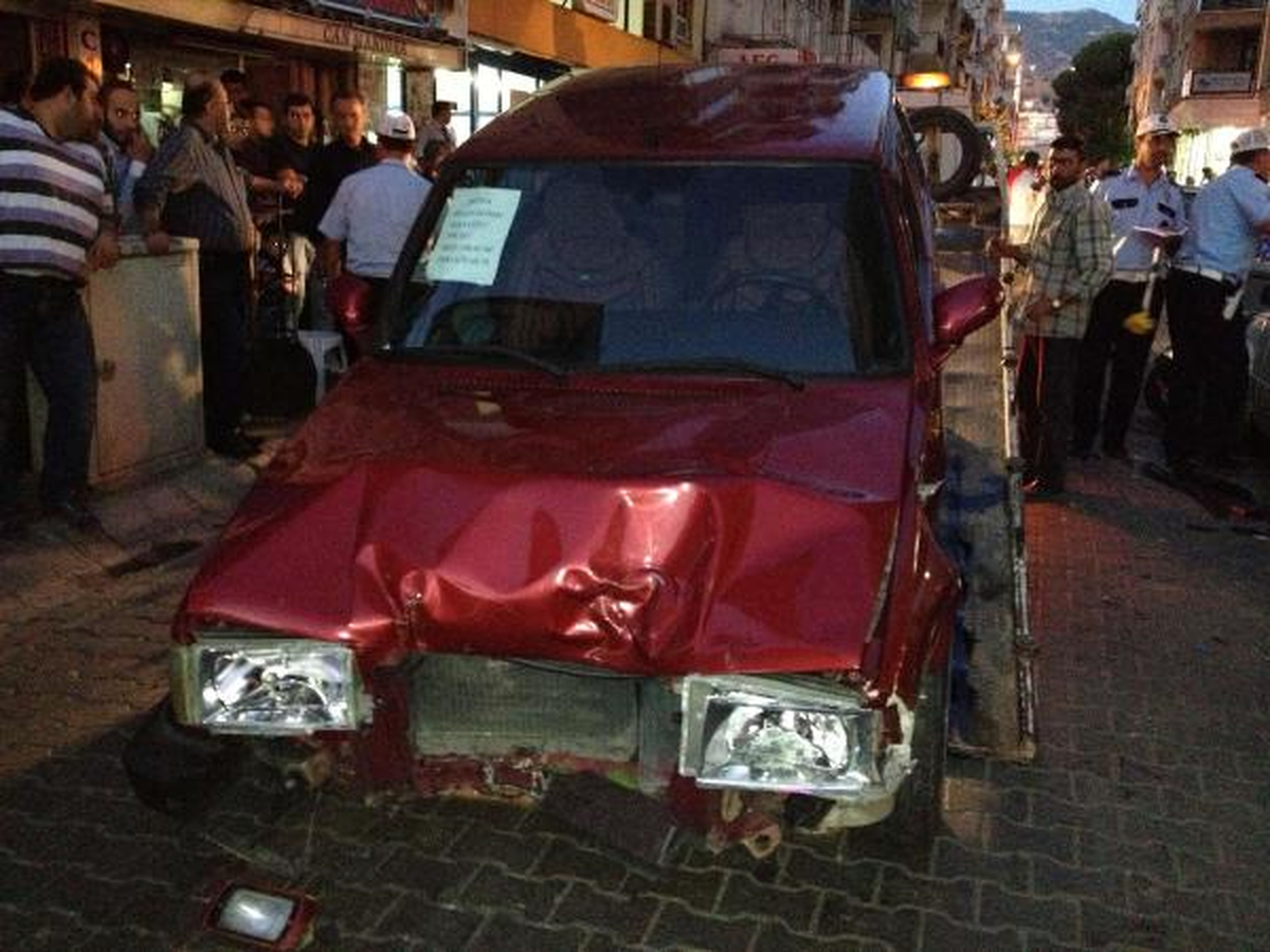Otomobille Ters Yöne Girip, İki Kişiyi Yaraladı