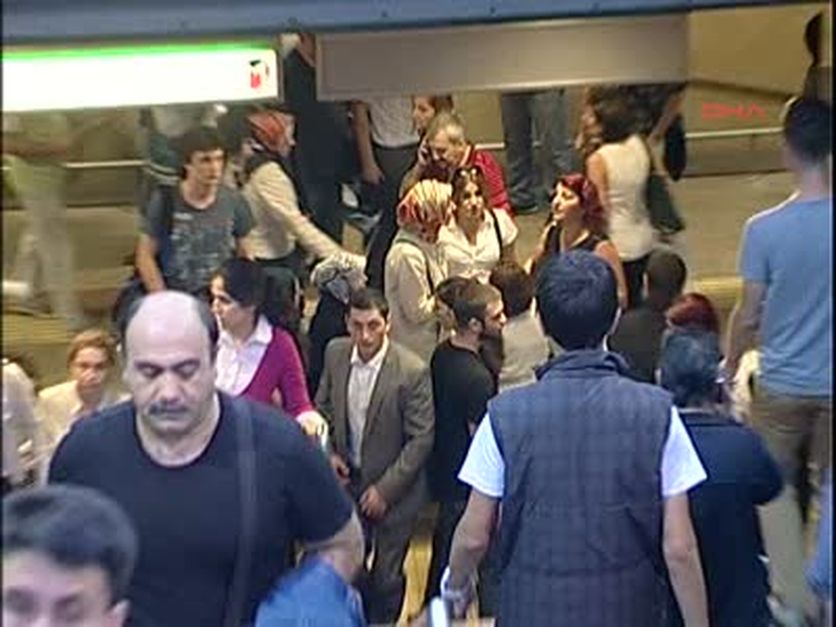 Yarım Saat Bekledi Sonra İntihar Etti