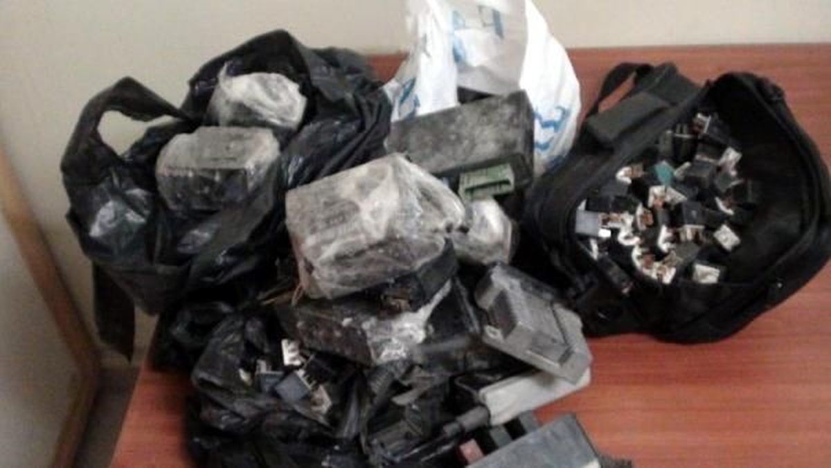 Şanlıurfa\'da Kaçak Telsiz ve Uydu Telefonu Ele Geçirildi