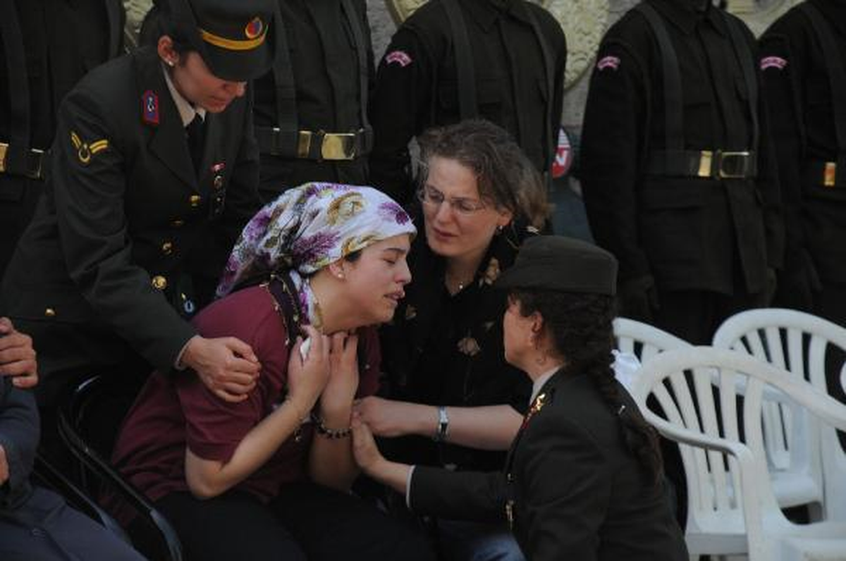 Şehit Üsteğmen Gözyaşlarıyla Uğurlanıyor (2)