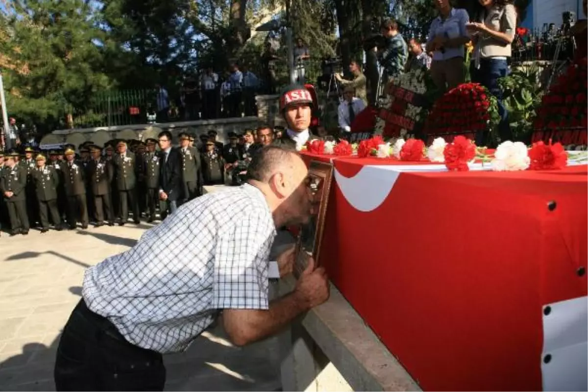 Şehit Üsteğmen Gözyaşlarıyla Uğurlanıyor (3)