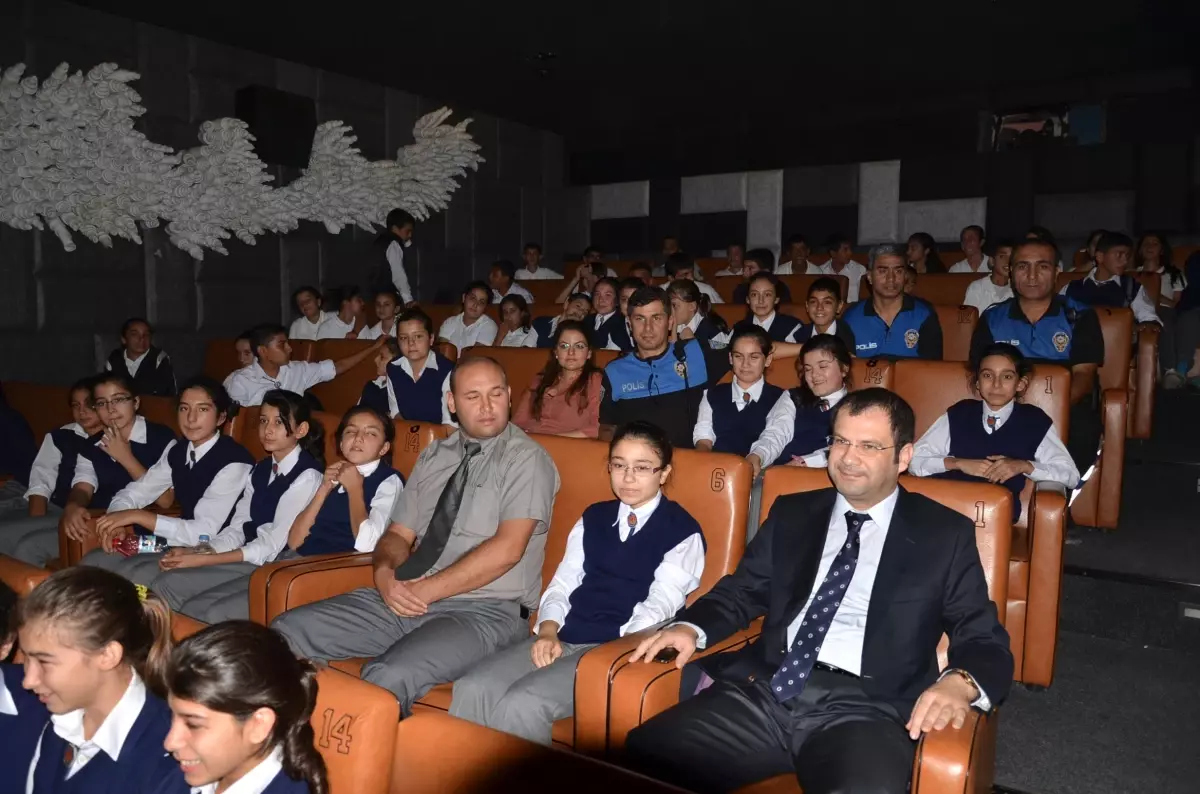 Tarsus\'ta Öğrencilerin Sinema Keyfi