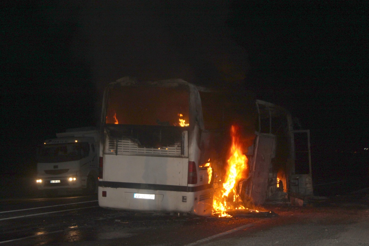 Yol Kesen Teröristler, Otobüs Yaktı