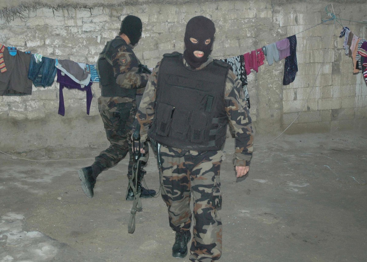 Zehir Tacirlerine Baskın Yapan Polis, Mahalleyi Abluka Altına Aldı