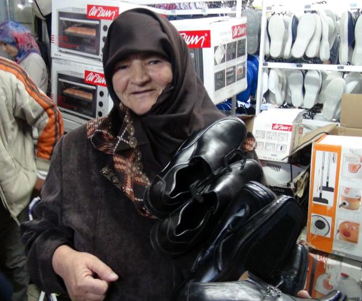 10 Dakikada 1 Liralık 700 Çift Ayakkabı Satıldı
