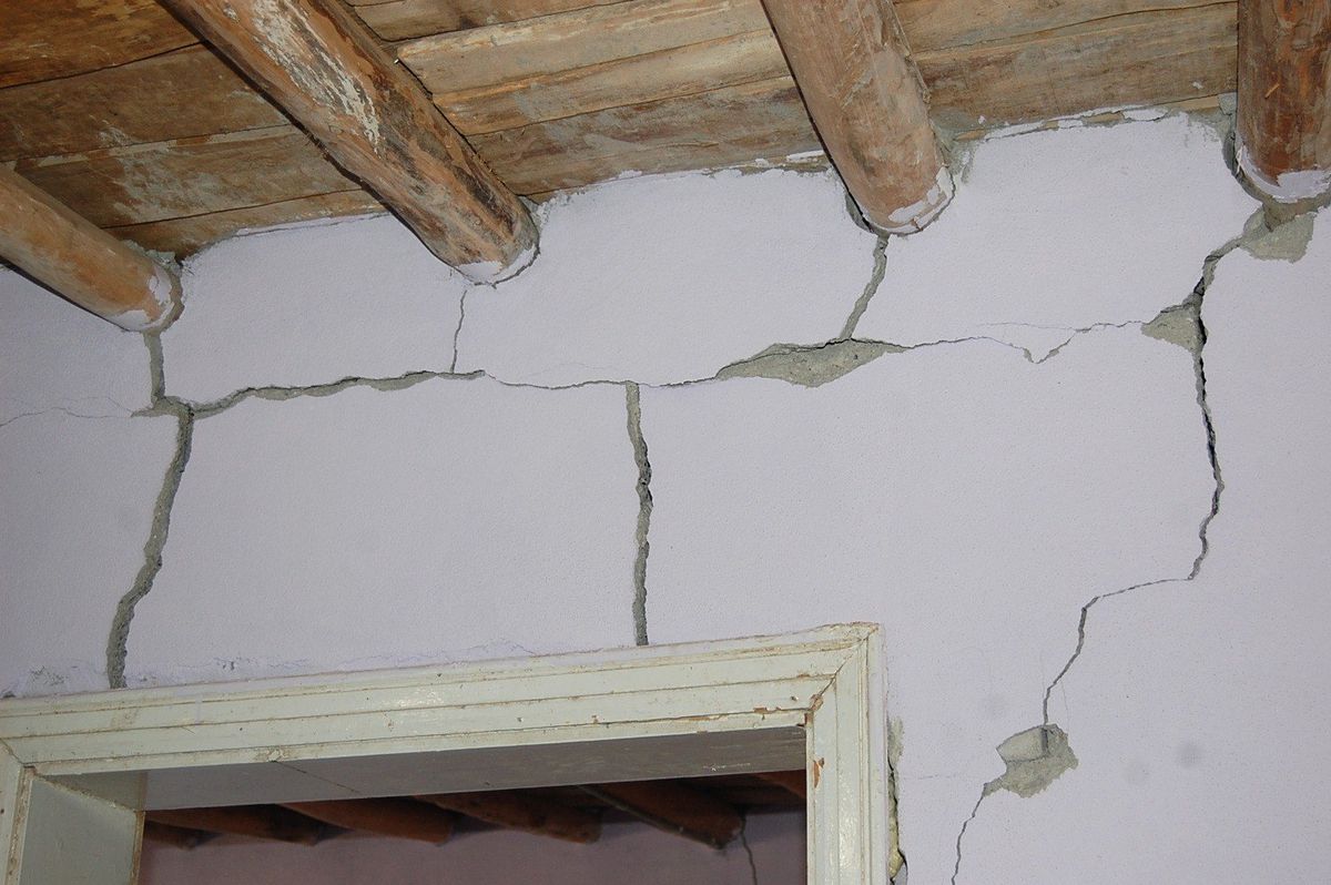 5 Kişilik Aile Depremde Zarar Gören Evde Yaşam Mücadelesi Veriyor