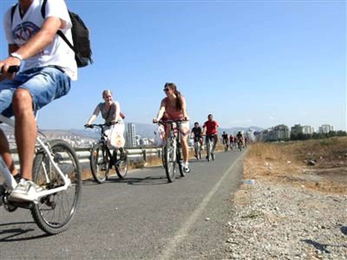 Akut İzmir Bisiklet Takımın\'dan Erasmus Öğrencilerine Tam Destek