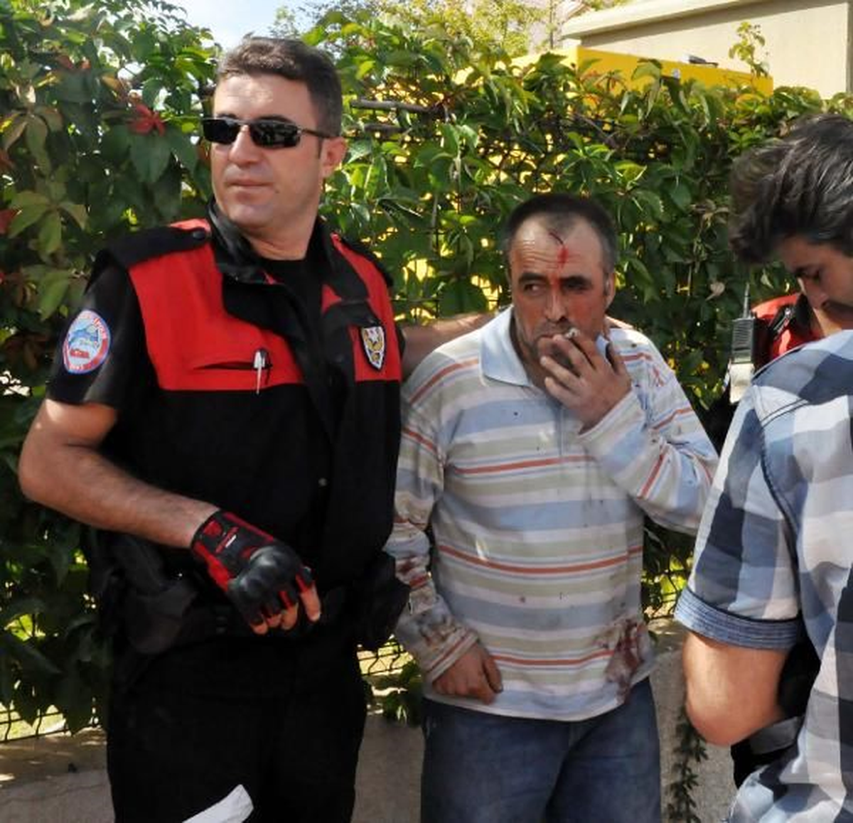 Antalya Pompalı Tüfek ve Bıçakla Bastığı Muhtarlıkta Azayı Yaraladı Pompalı Tüfek ve Bıçakla...