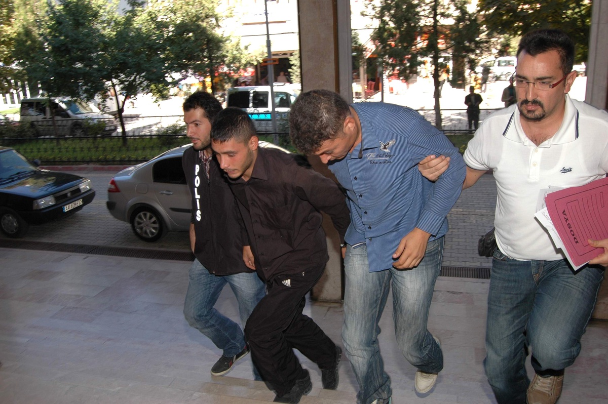 Asayiş Uygulamasında Durdurulan Araçtan Esrar Çıktı
