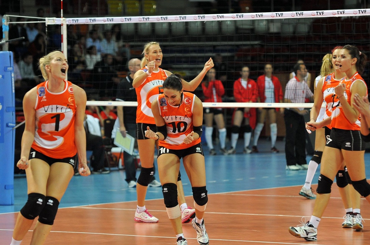 Bayanlar Voleybolda, Spor Toto Süper Kupa\'yı, Galatasaray Daikin\'i 3-0 Yenen Eczacıbaşı Vitra...