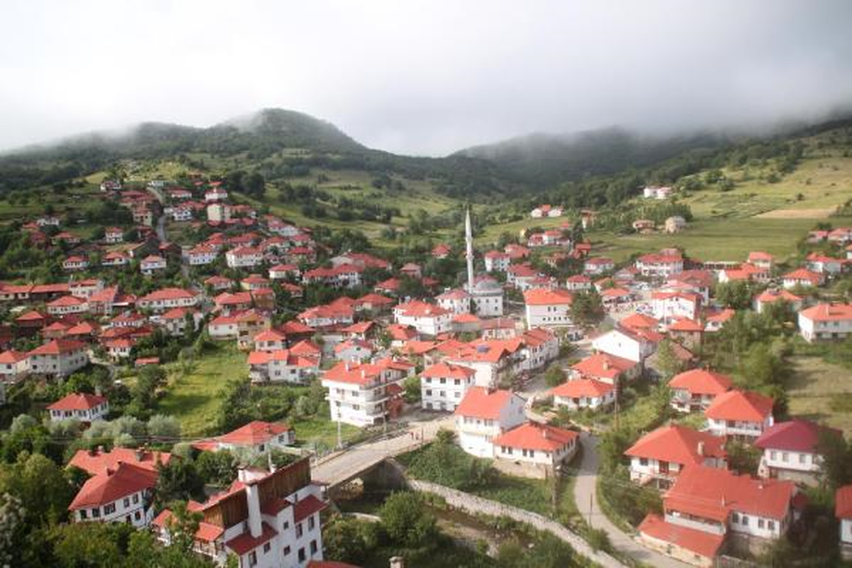 Beldede Bütün Evler Kırmızı-Beyaz