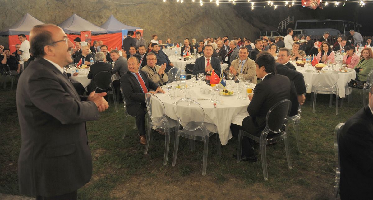 Trabzon Belediye Başkanı Misafirlerine Yemek Verdi