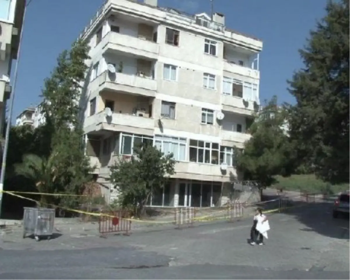 Büyükçekmece\'de Duvarlarında Çatlak Olan Bina Boşaltıldı *büyükçekmece\'de Duvarlarında Çatlak Olan...