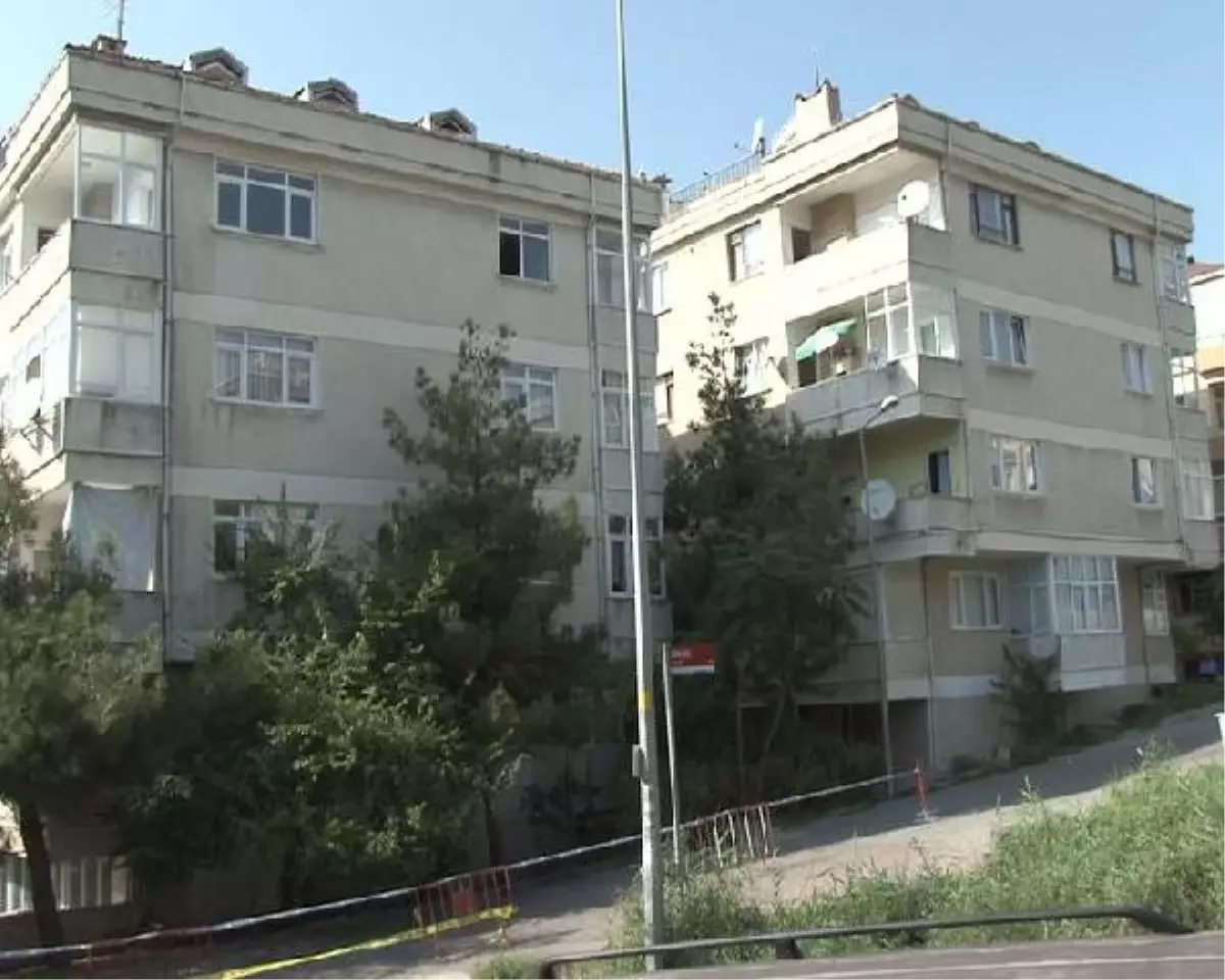 Büyükçekmece\'de Duvarlarında Çatlak Olan Bina Boşaltıldı