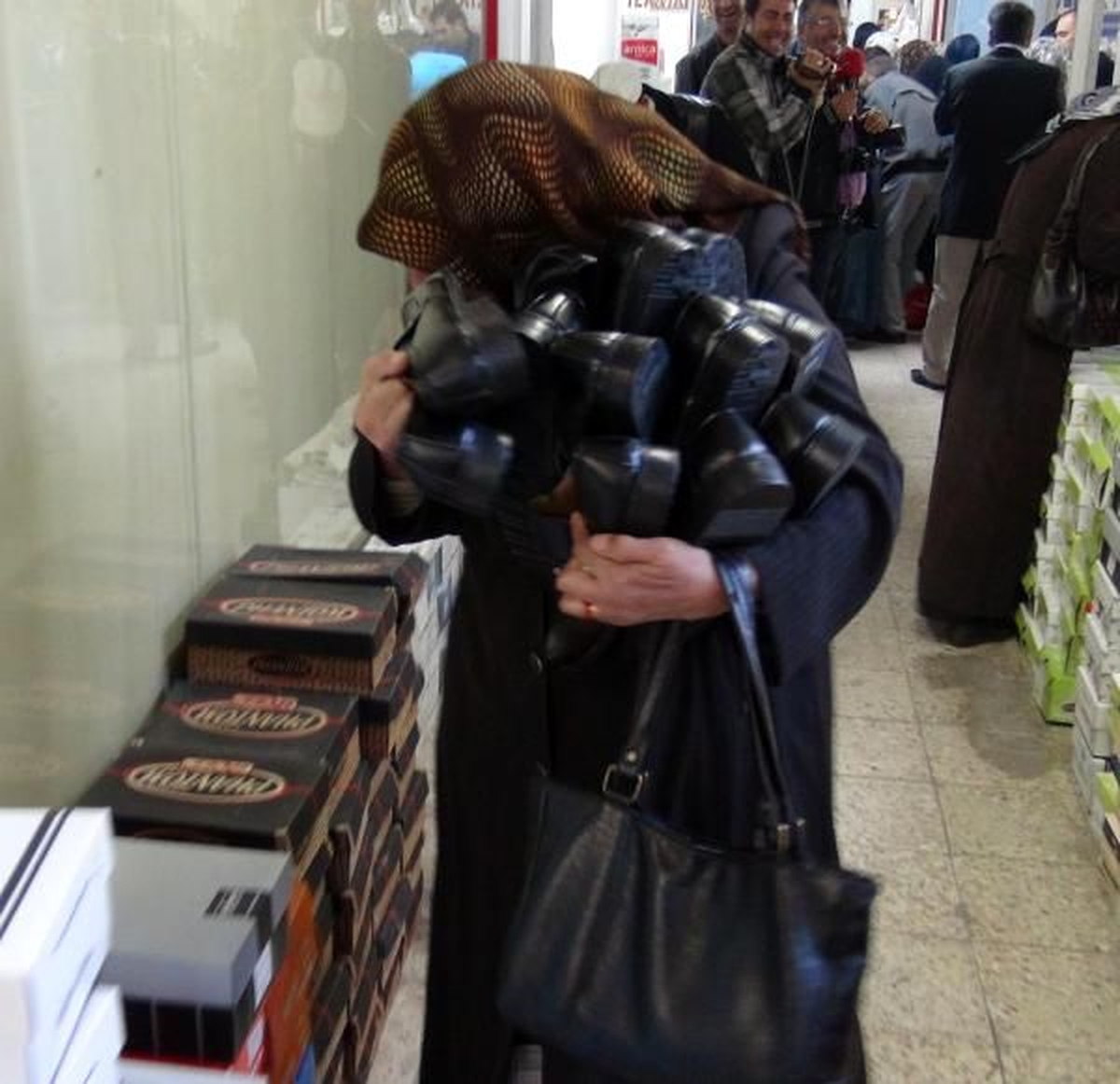 Erzincan\'da "1 Liralık Ayakkabı" İzdihamı