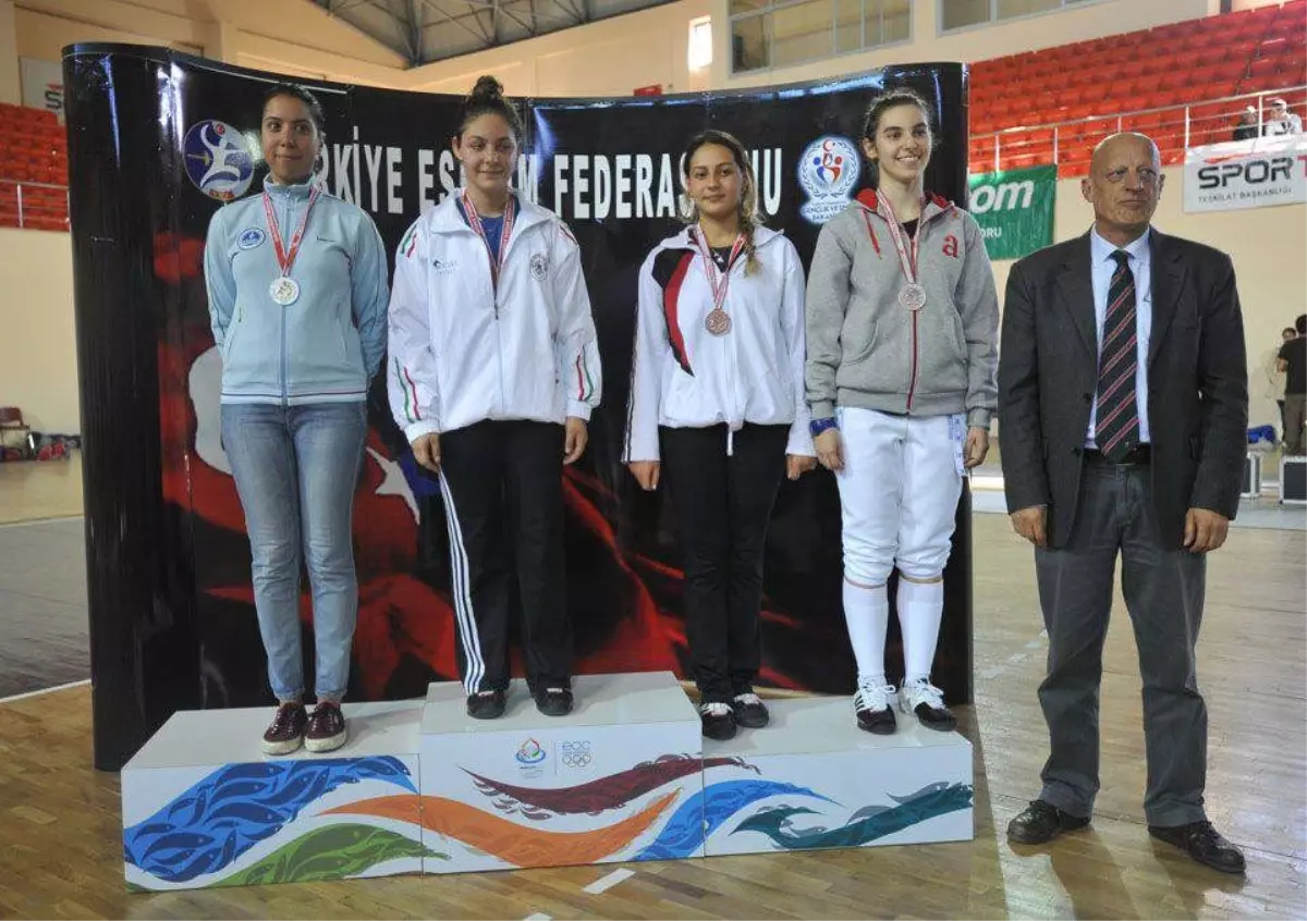 Eskrimde Türkiye İkincisi Kağıtspor\'dan