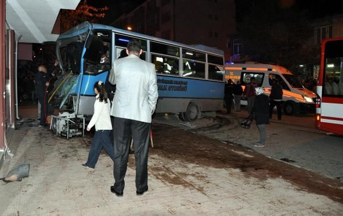 Freni Patlayan Otobüs Binaya Çarptı