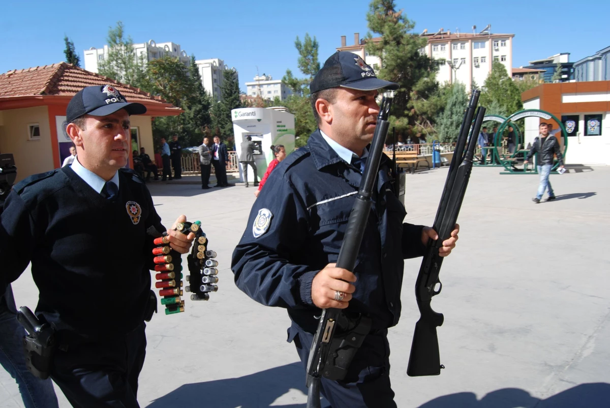 Gaziantep Cezaevi Önünde Çatışma 4 Yaralı Gaziantep Cezaevi Önünde Çatışma 4 Yaralı Gaziantep\'te...