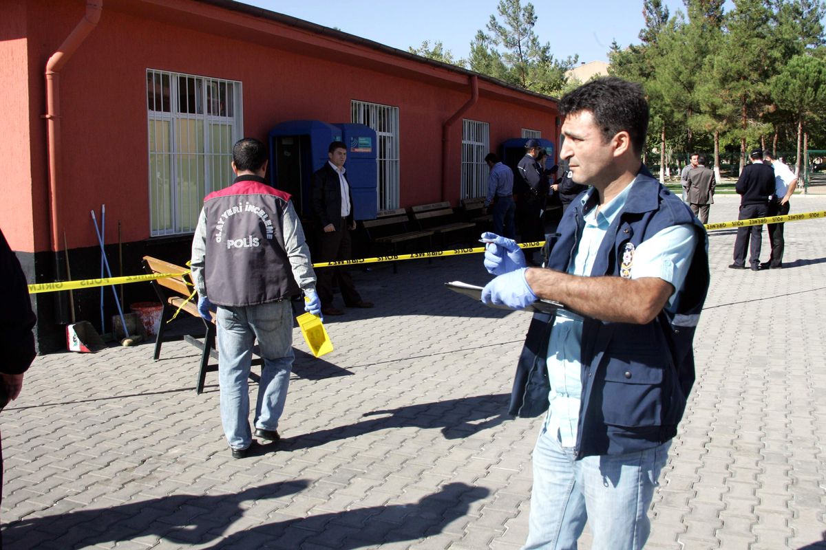 Cezaevi Önünde Silahlı Çatışma: 4 Yaralı