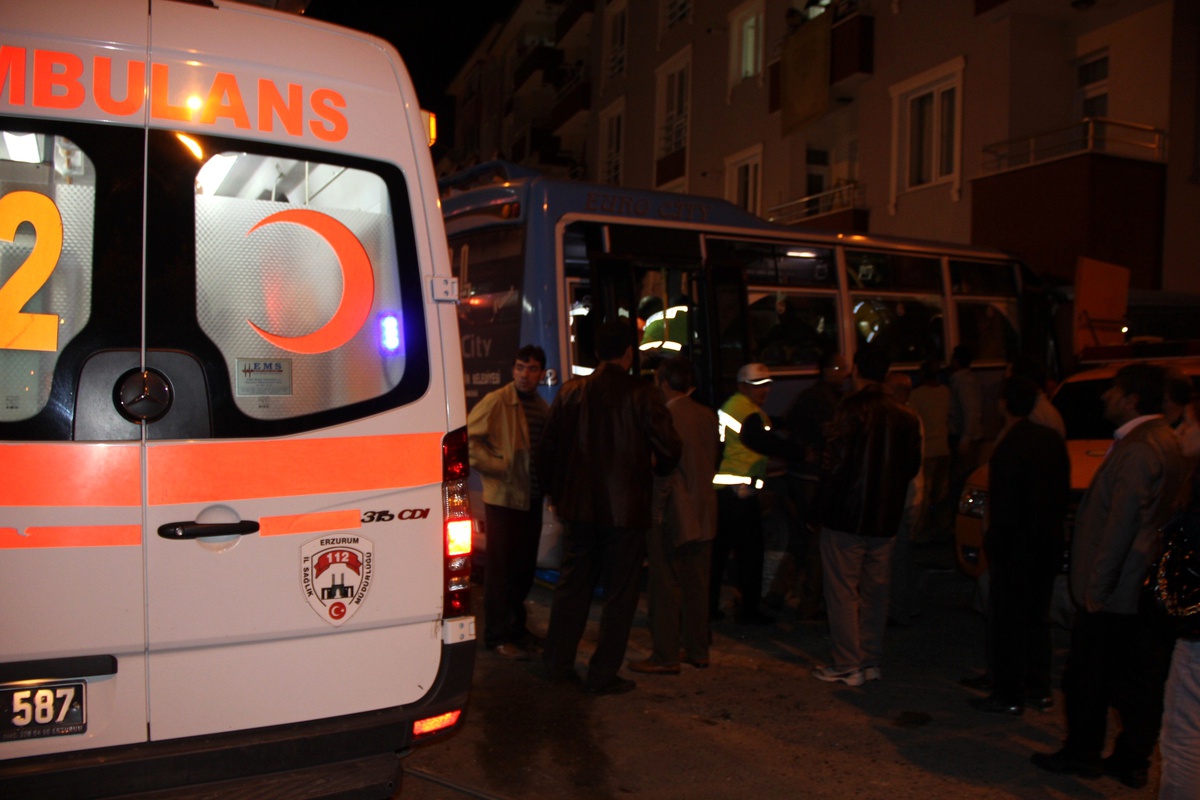 Halk Otobüsü, Apartmanın Duvarına Çarptı: 25 Yaralı