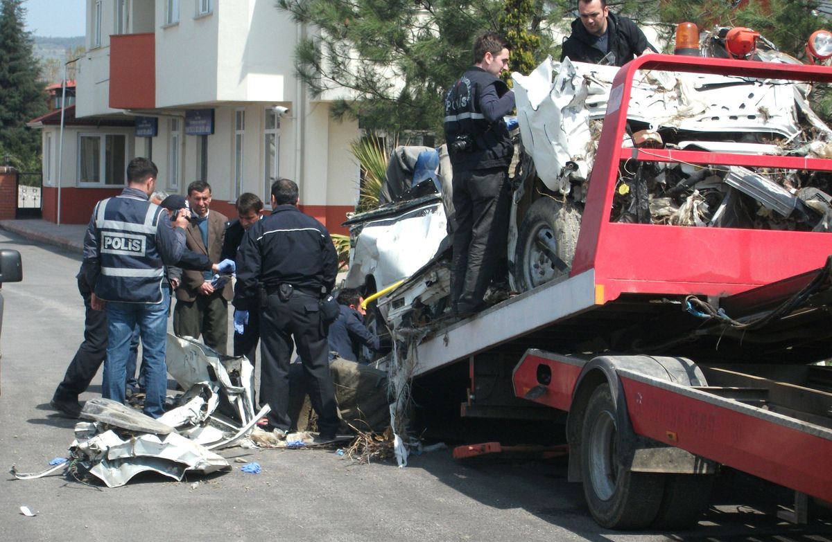 Irmağa Düşen Minibüsün Hurdası Satışa Çıkartıldı