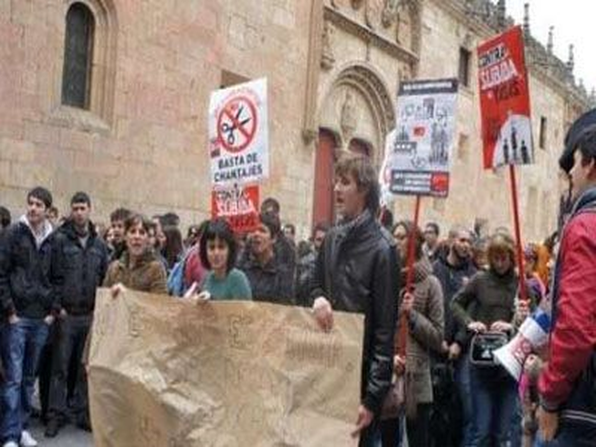 İspanya\'da Lise Öğrencileri Eğitimdeki Kesintileri Protesto Etti