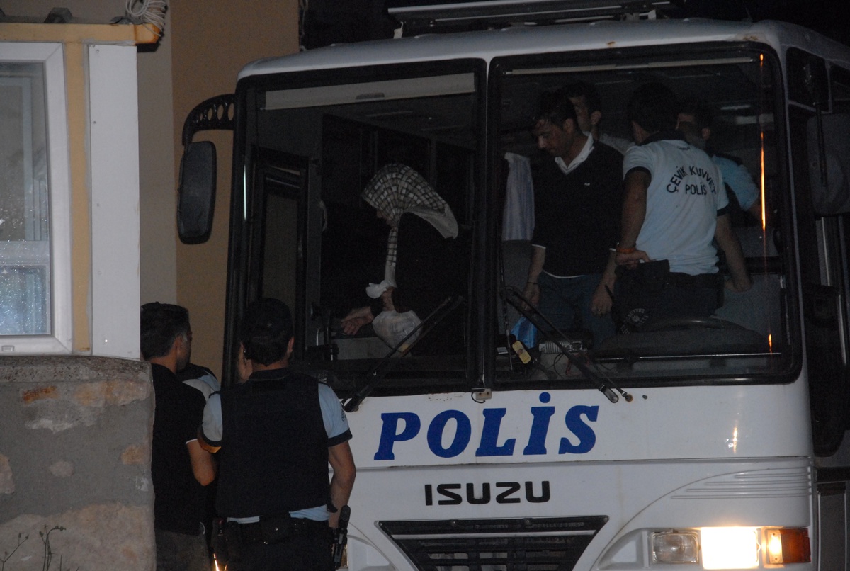 Kaçak Göçmenleri Taşıyan Minibüs, Polisten Kaçarken Kaza Yaptı