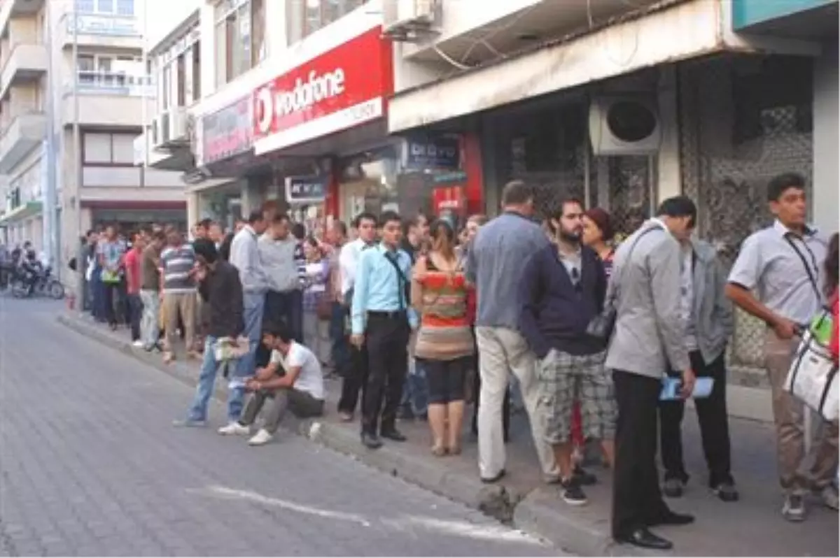 Kocaeli Açıköğretim Fakültesi Önünde Kayıt Çilesi