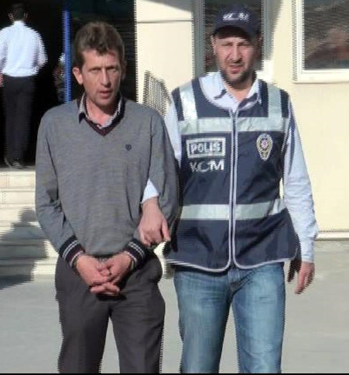 \'Memur Bey Findukta Demir Vardur, Onun İçin Öteyur\'