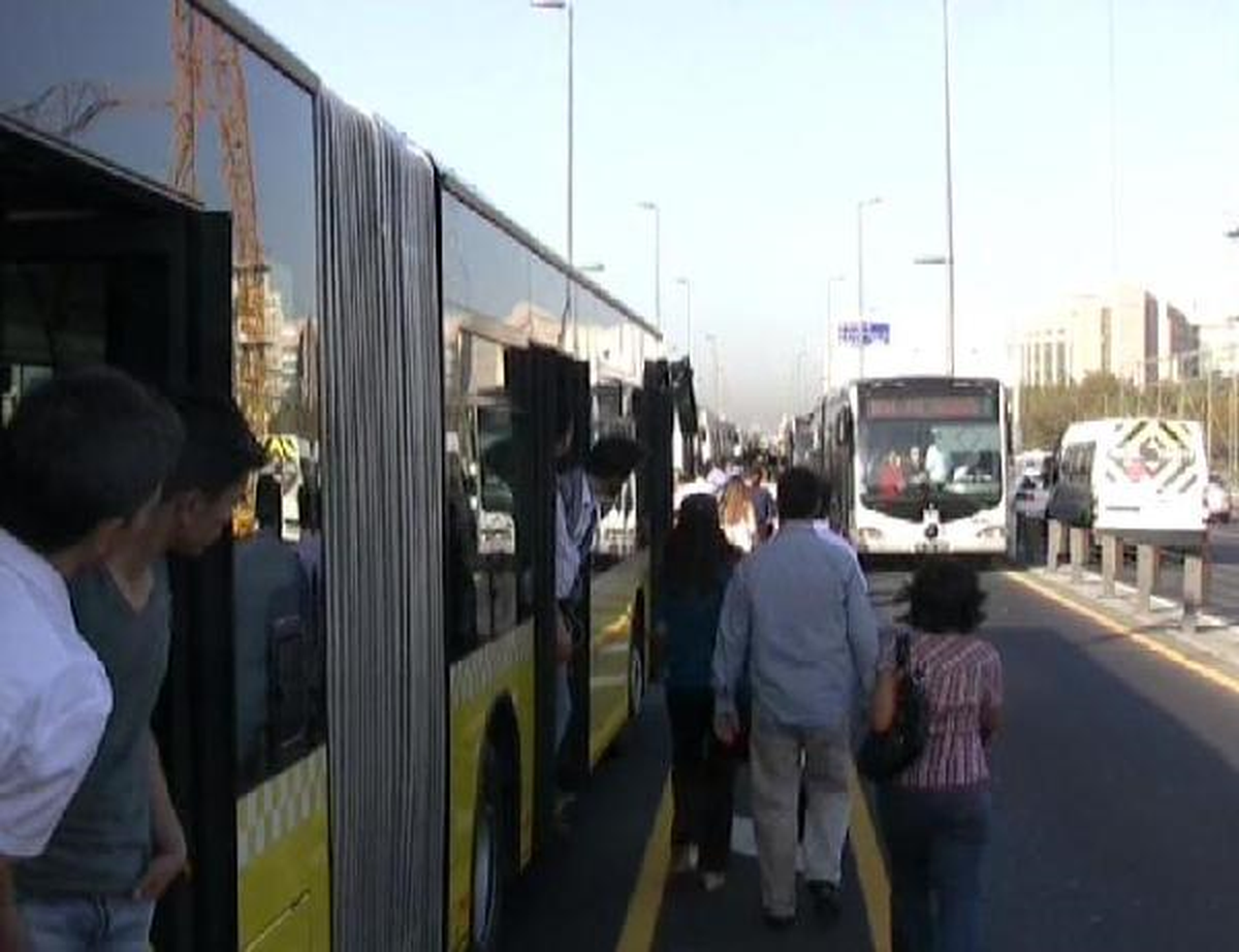 Metrobüs Arızası Çileye Dönüştü