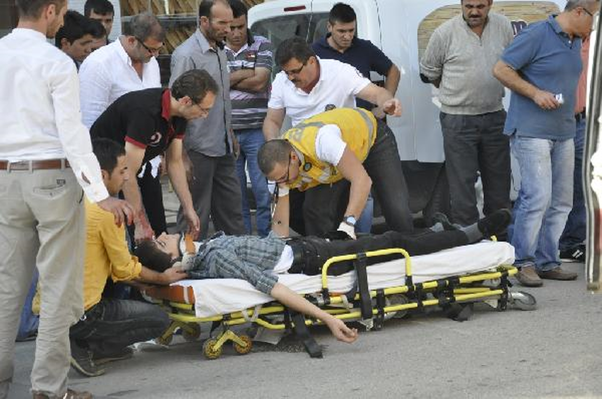 Bıçaklar Bacağına Saplandı