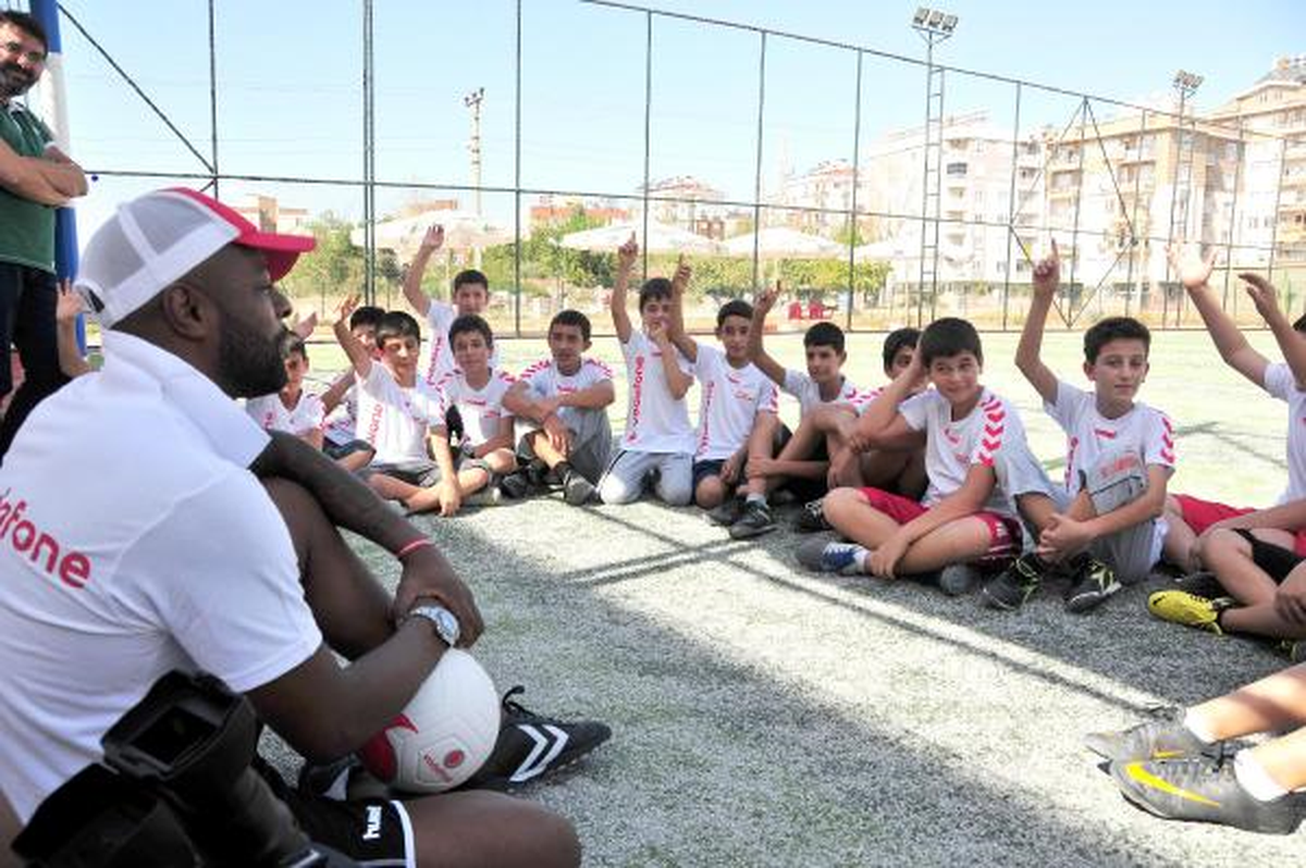 Pascal Nouma\'dan Çocuklara Futbol Dersi