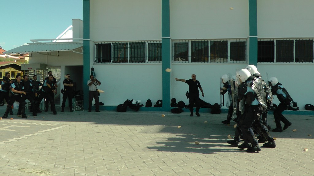 Polis Polise Takoz Attı