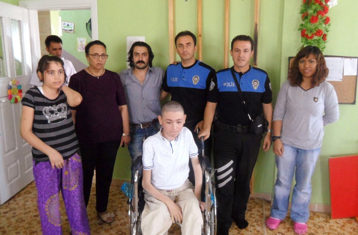 Polisten Engelli Öğrenciye Tekerlekli Sandalye