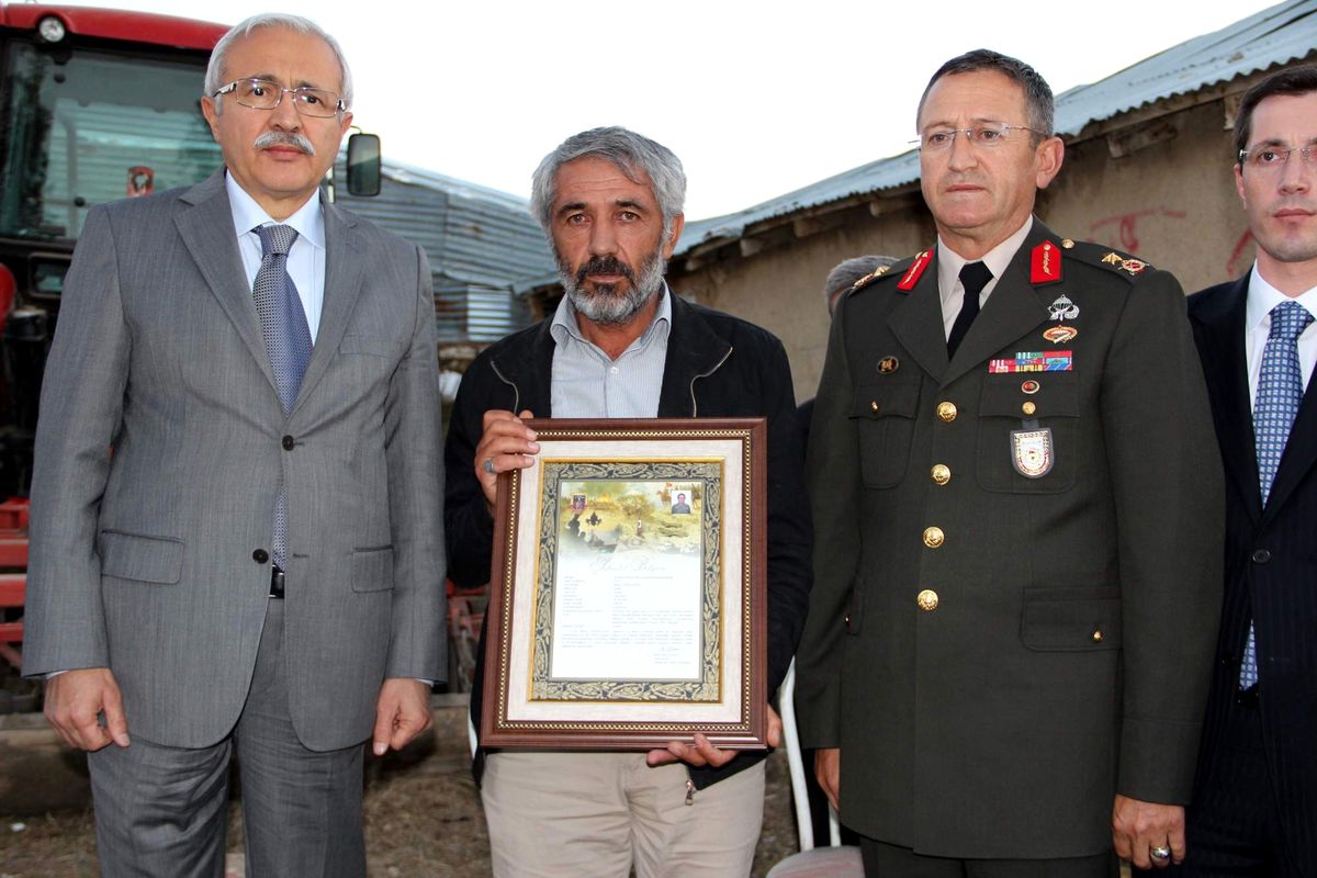 Şehit Topaloğlu\'nun Ailesine \'Şehadet Belgesi\' Verildi