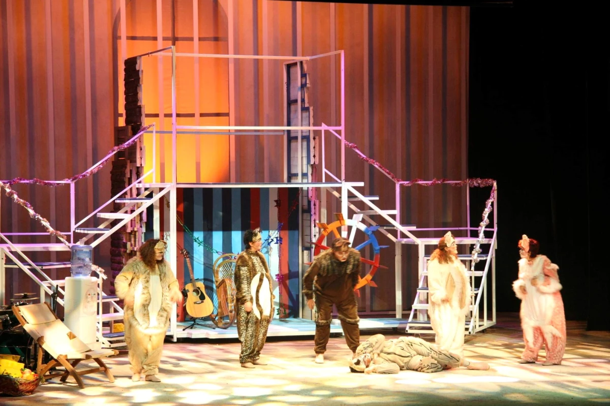 Sivas Devlet Tiyatrosu Çocuklara \'Özgürlüğe Kaçış\' Gösterisi Sundu