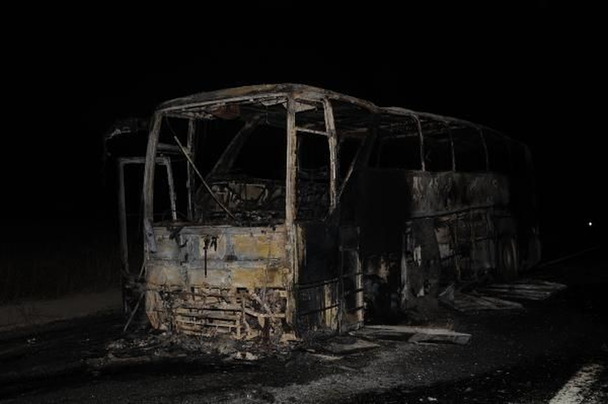 Tunceli\'de Yol Kesen Teröristler Otobüs Yaktı