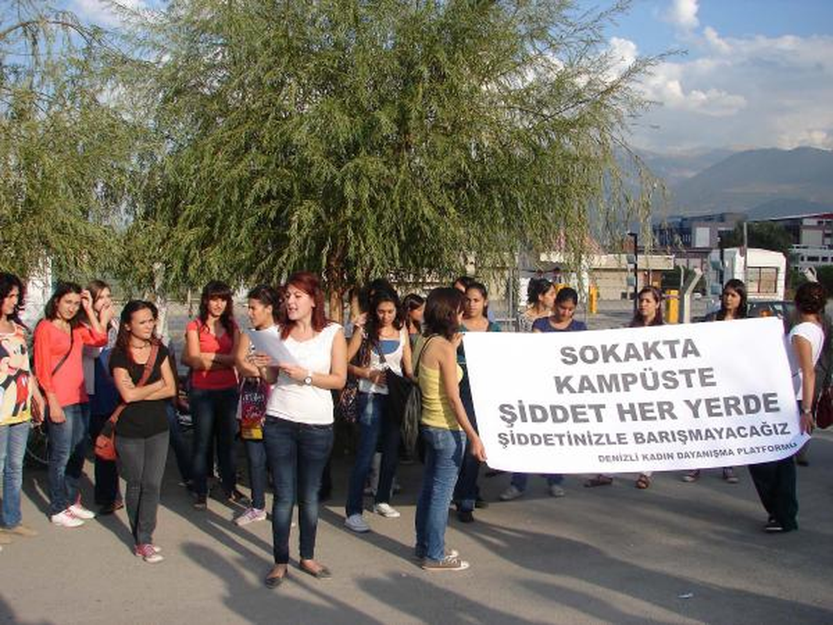 Üniversiteli Kadınlardan Dövülen Arkadaşlarına Destek