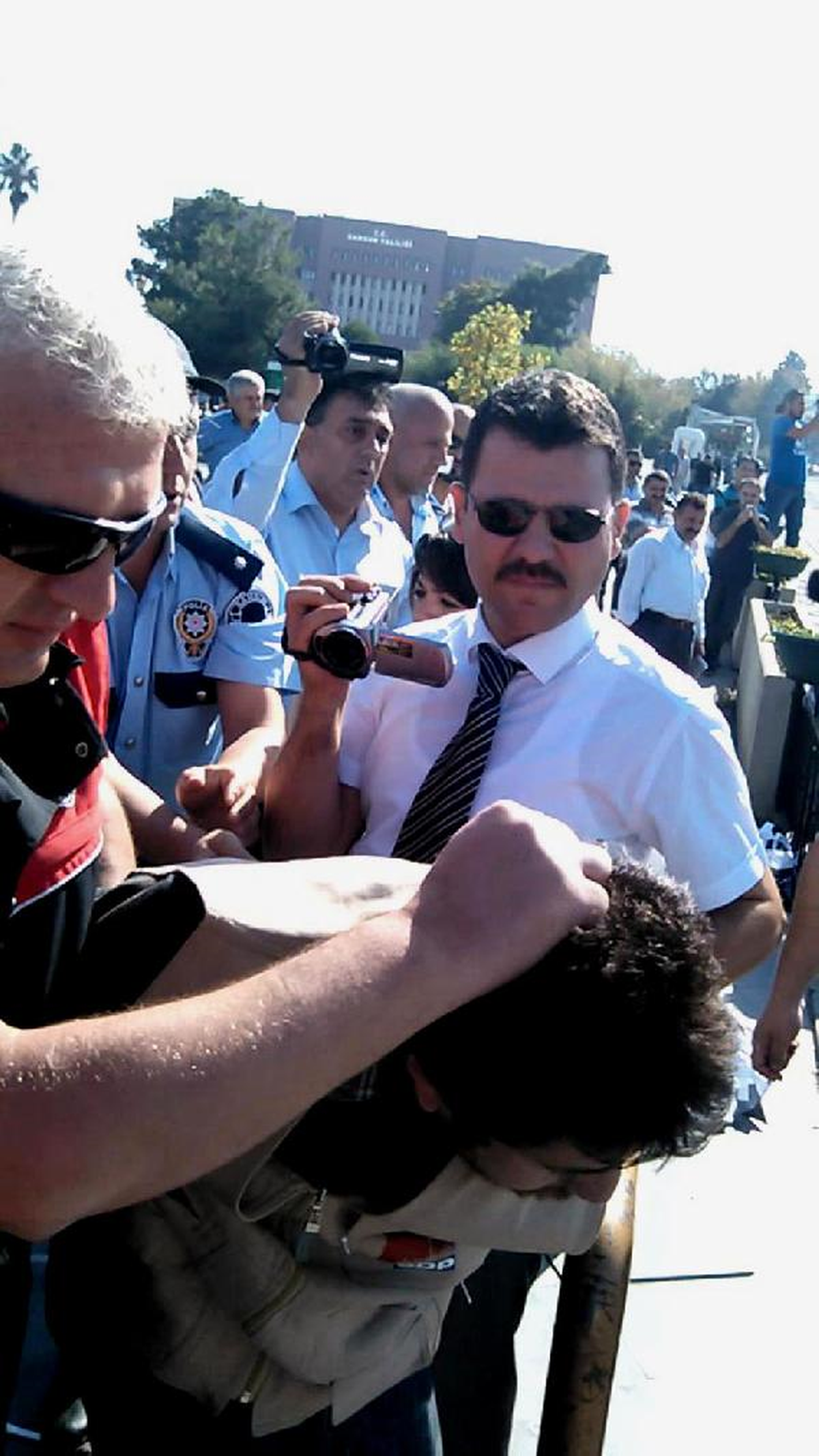 Zamları Protesto İçin Raylı Sisteme Kendilerini Zincirlediler
