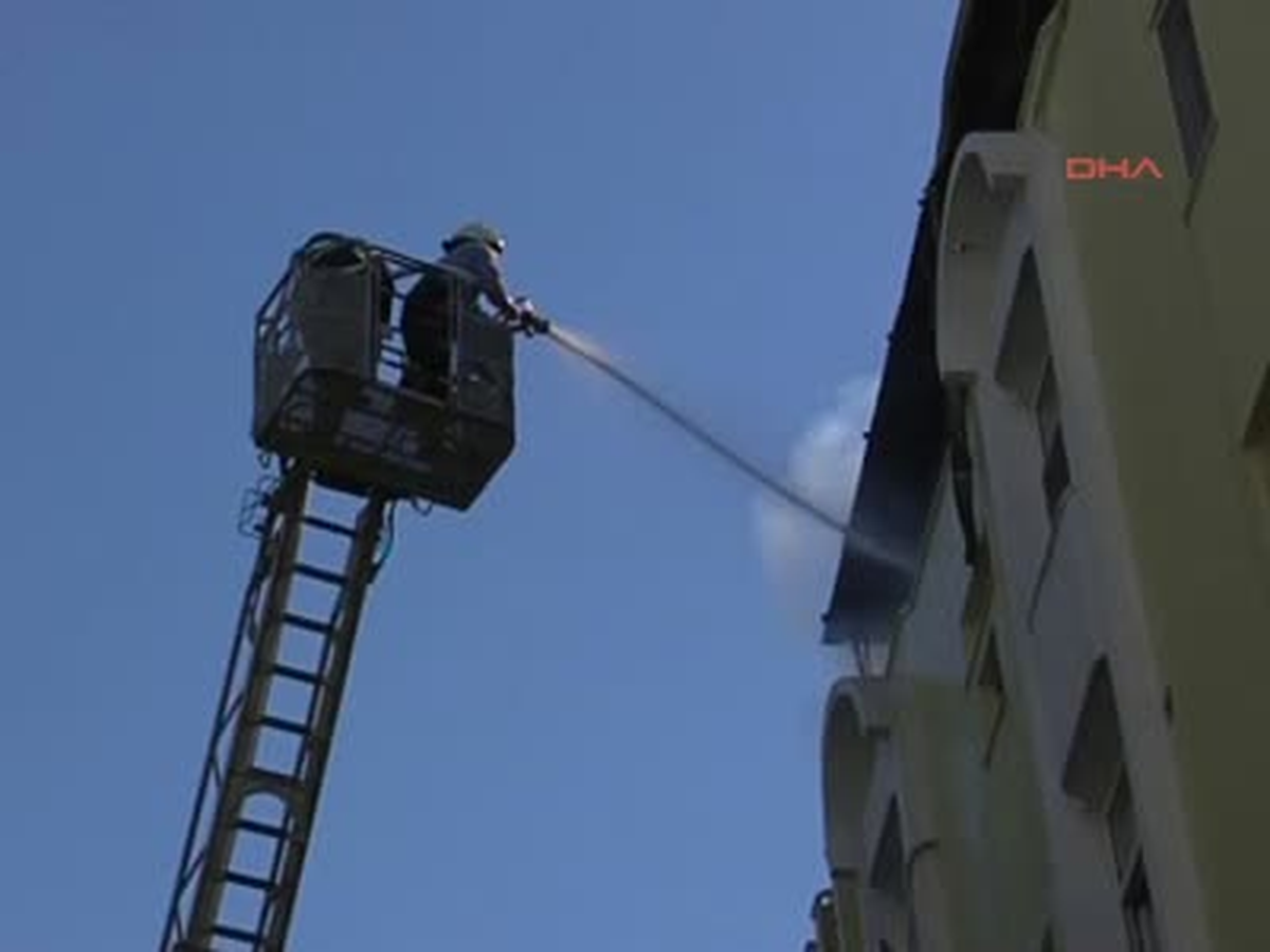 Adana Apartmandaki Yangını Terk Etmedikleri Evlerinin Balkonundan İzlediler