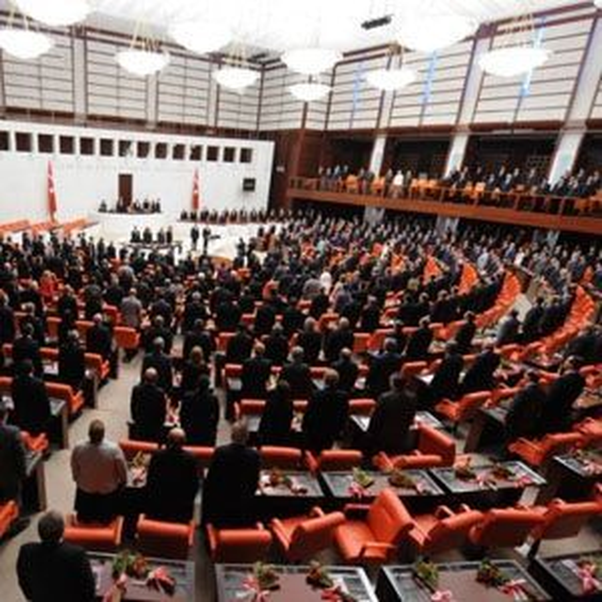 AK Parti, Seçilme Yaşının Düşürülmesi Teklifini Sundu